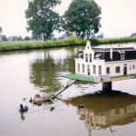 De Pastorie. Op een platform in de trekvaart voor zijn huis op de kade